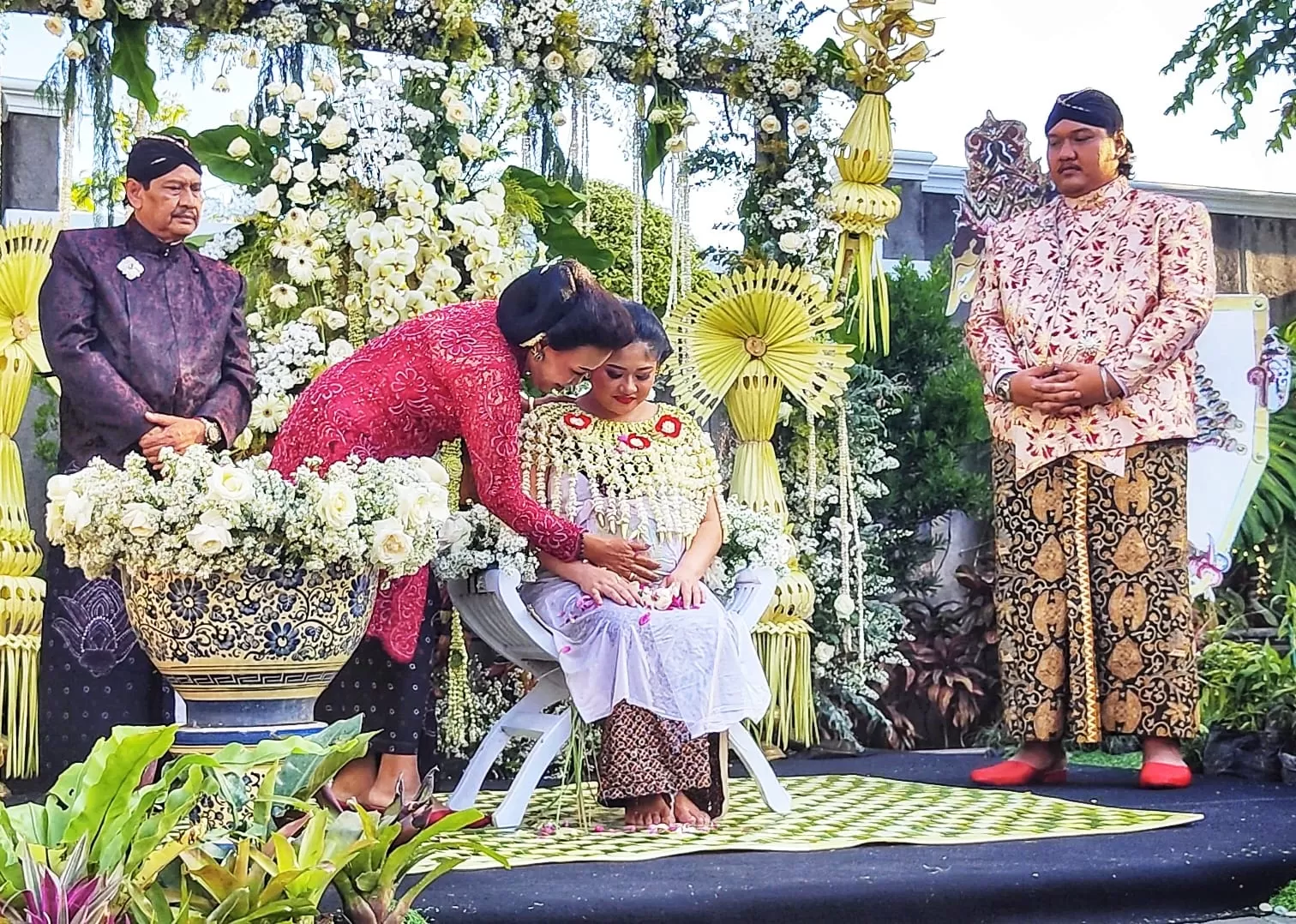 Ndarboy Genk dan istri didampingi kedua orangtua menggelar acara Mitoni di Pendopo Tulungo milik Soimah (Ary B Prass)
