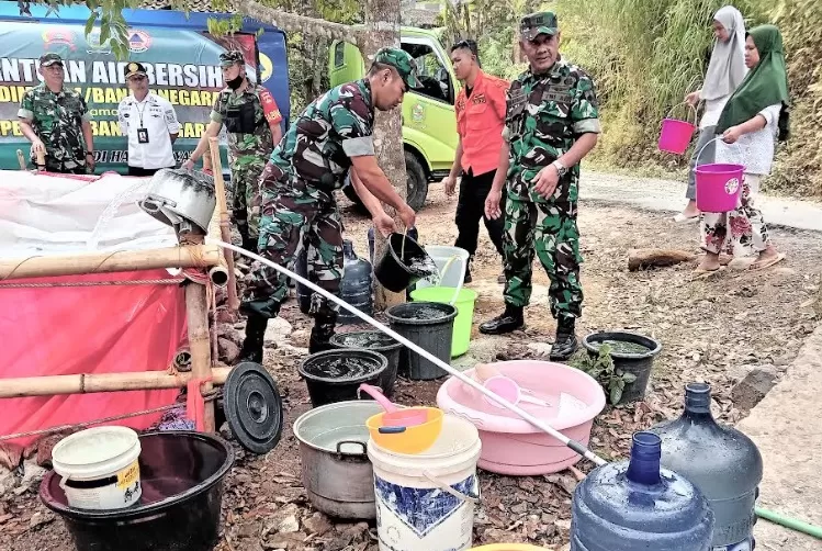 Warga Sambut Gembira Bantuan Air Bersih Kodim Banjarnegara