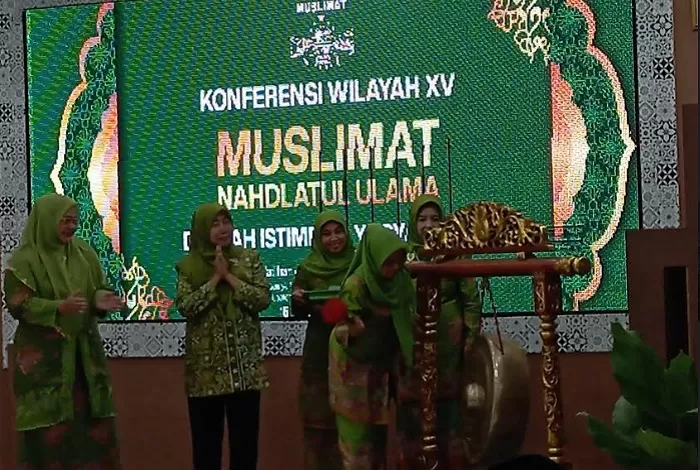Pembukaan Konferwil Muslimat NU XV Daerah Istimewa Yogyakarta oleh Ketua PPMNU Dra. Hj. Siti Aniroh Slamet Effendy. (Foto : Roby AS) 