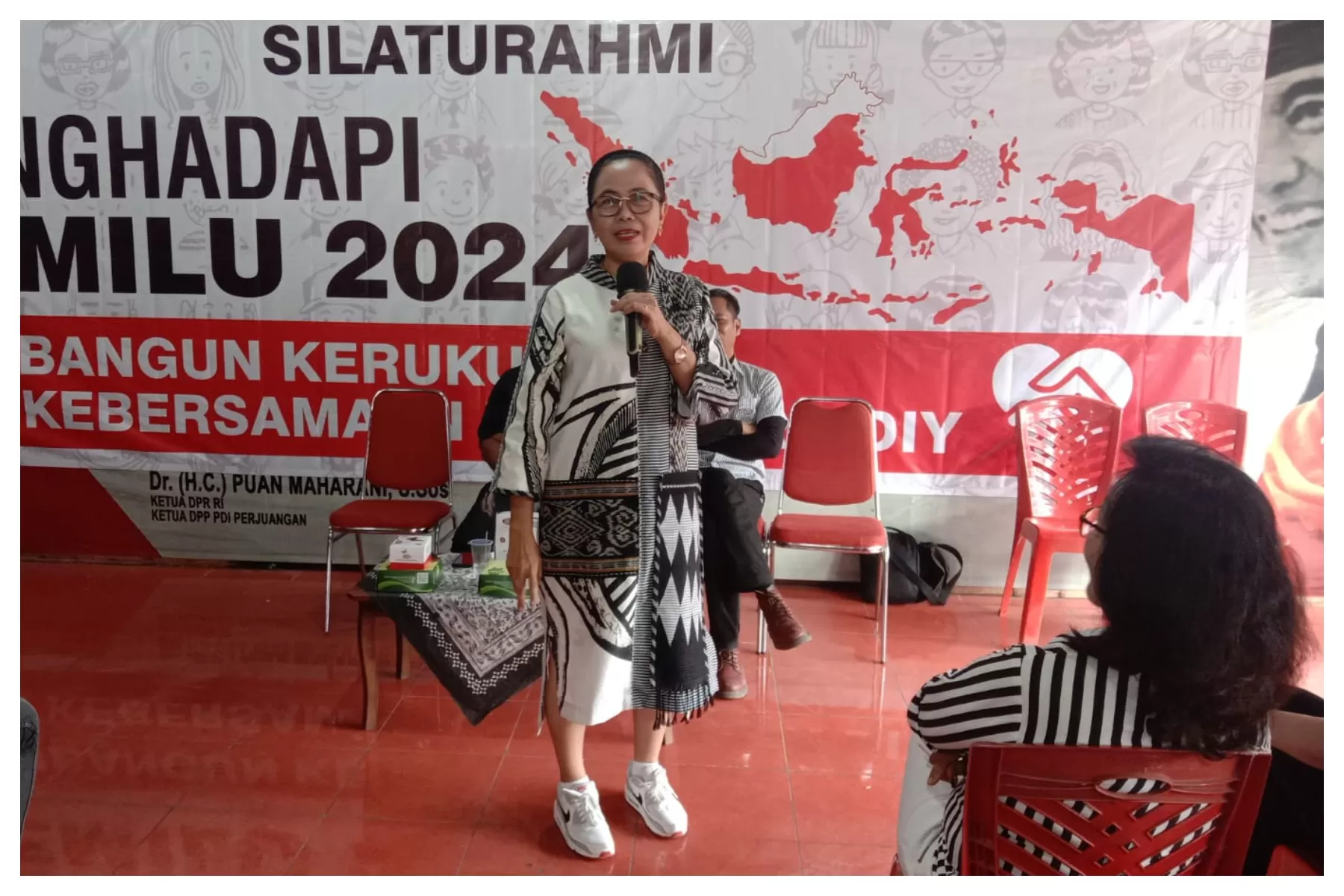 Anggota DPR RI MY Esti Wijayati memberikan pesan pentingnya Pemilu yang damai (Foto: Primaswolo S)
