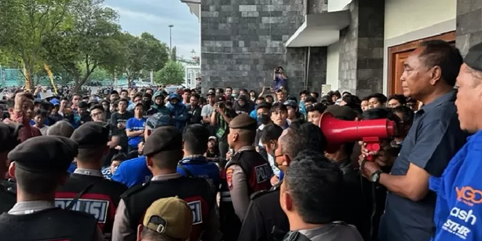  Kas Hartadi menemui ratusan suporter PSIM di depan pintu VIP Mandala Krida. (Harminanto)