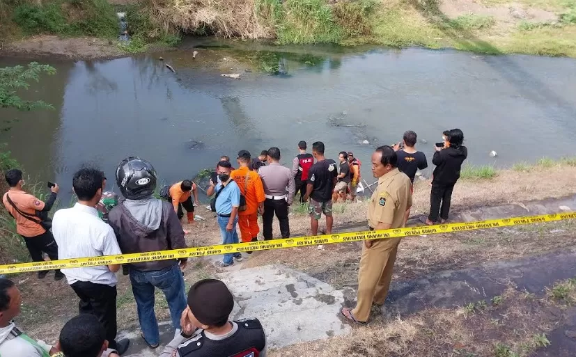 Petugas melakukan olah TKP di lokasi penemuan mayat. (Foto : Dani Ardiyanto) 