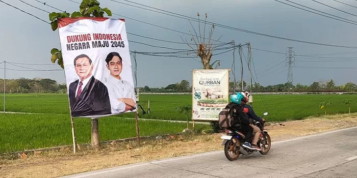 Baliho Prabowo-Gibran berdiri di pinggir Jalan Pungkruk-Gabugan, tepatnya di wilayah Desa Sidoharjo, Kecamatan Sidoharjo, Sragen. (Foto: Said Masykuri)