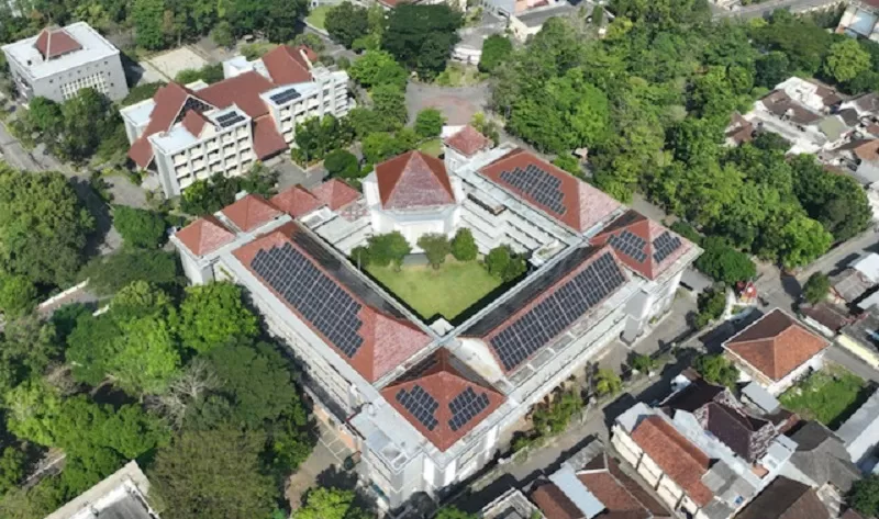 Penampakan atap kampus terpadu UII yang kini gunakan panel surya