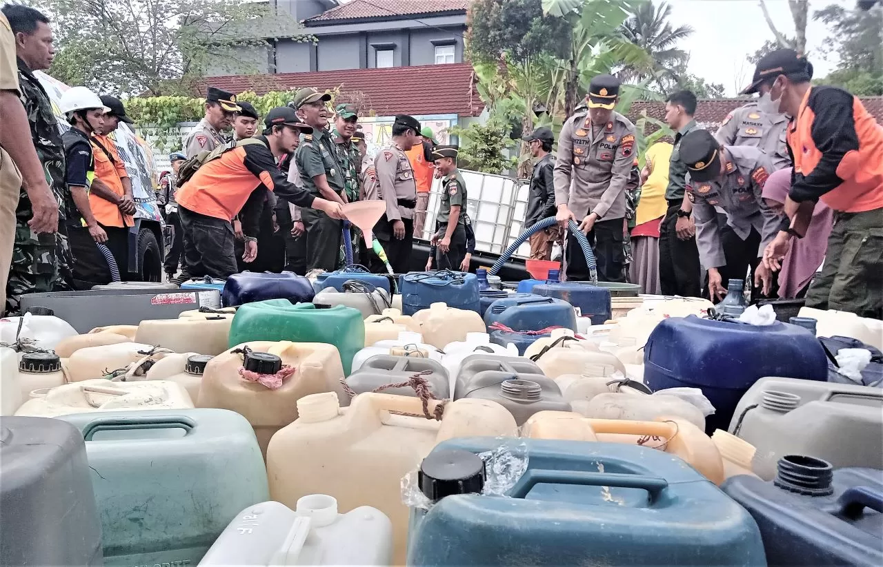 Droping air bersih TNI-Polri Peduli di Aribaya. (Foto: Muchtar M)