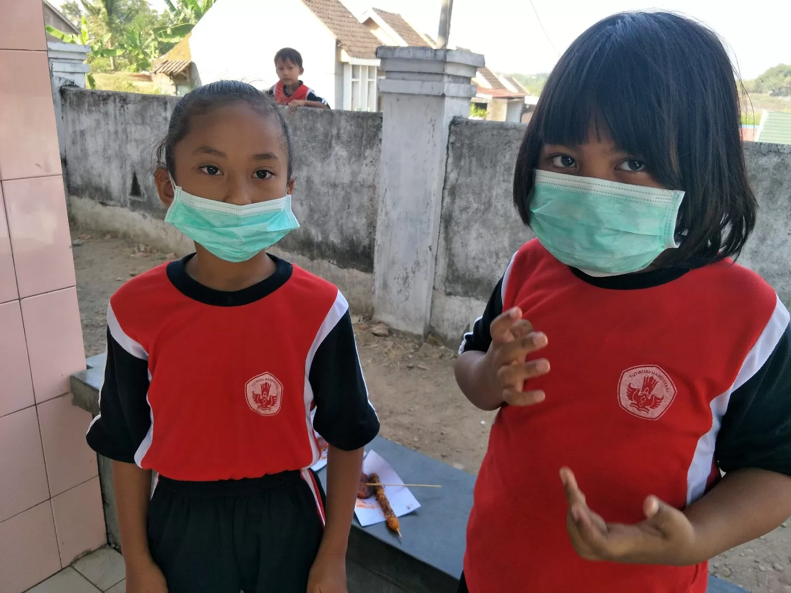Siswa SDN 2 Plesungan mengenakan masker ke sekolah untuk mengurangi dampak asap kebakaran TPA Putri Cempa. (foto:Abdul Alim) 