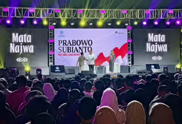 Prabowo menerima buah gagasan mahasiswa UGM. (Foto : Harminanto)