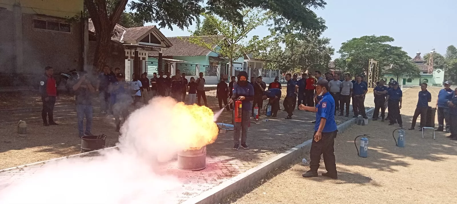 Latihan Pakai Alat Pemadam Kebakaran Tak Sekadar Semprotkan APAR - Krjogja