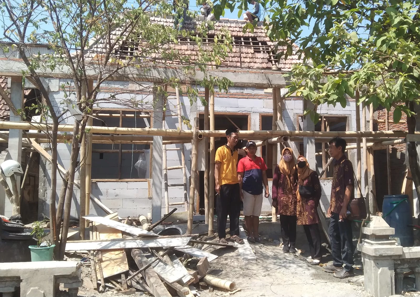   TFL BP RTLH Kabupaten Demak saat monitoring dan evaluasi progres perbaikan rumah milik Ali Subkhan di Desa Kalikondang Kecamatan Demak.&nbsp;