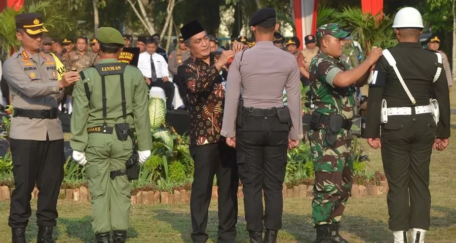 Bupati Magelang, Kapolresta Magelang dan Komandan Kodim 0705/Magelang bersama-sama menyematkan pita di pundak 3 orang perwakilan peserta apel.  ((Thoha))