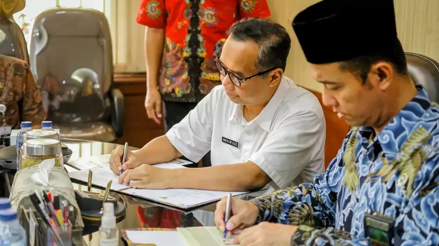 Walikota Magelang dan Ketua Pengadilan Negeri Kota Magelang saat membubuhkan tandatangannya.   ((Thoha))