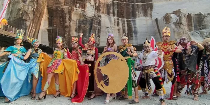 Komunitas Seni Sajiwa menampilkan tarian batik di panggung Jogja Batik Carnival 2023.(Surya Adi Lesmana)