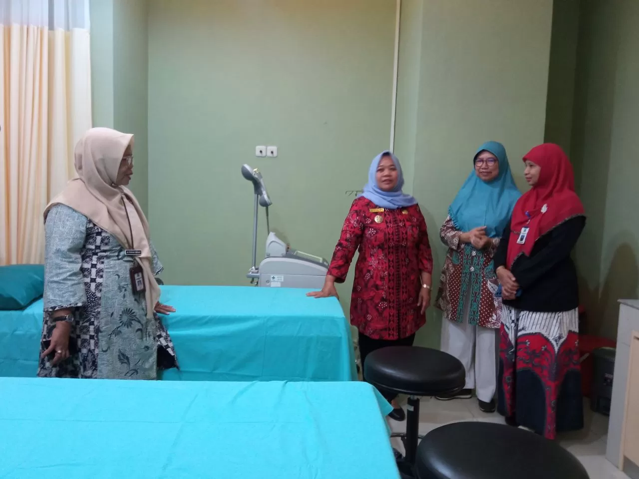  1 bupati sleman Kustini Sri Purnomo meninjau ruang klinik estetika kamaratih (Risbika Putri)