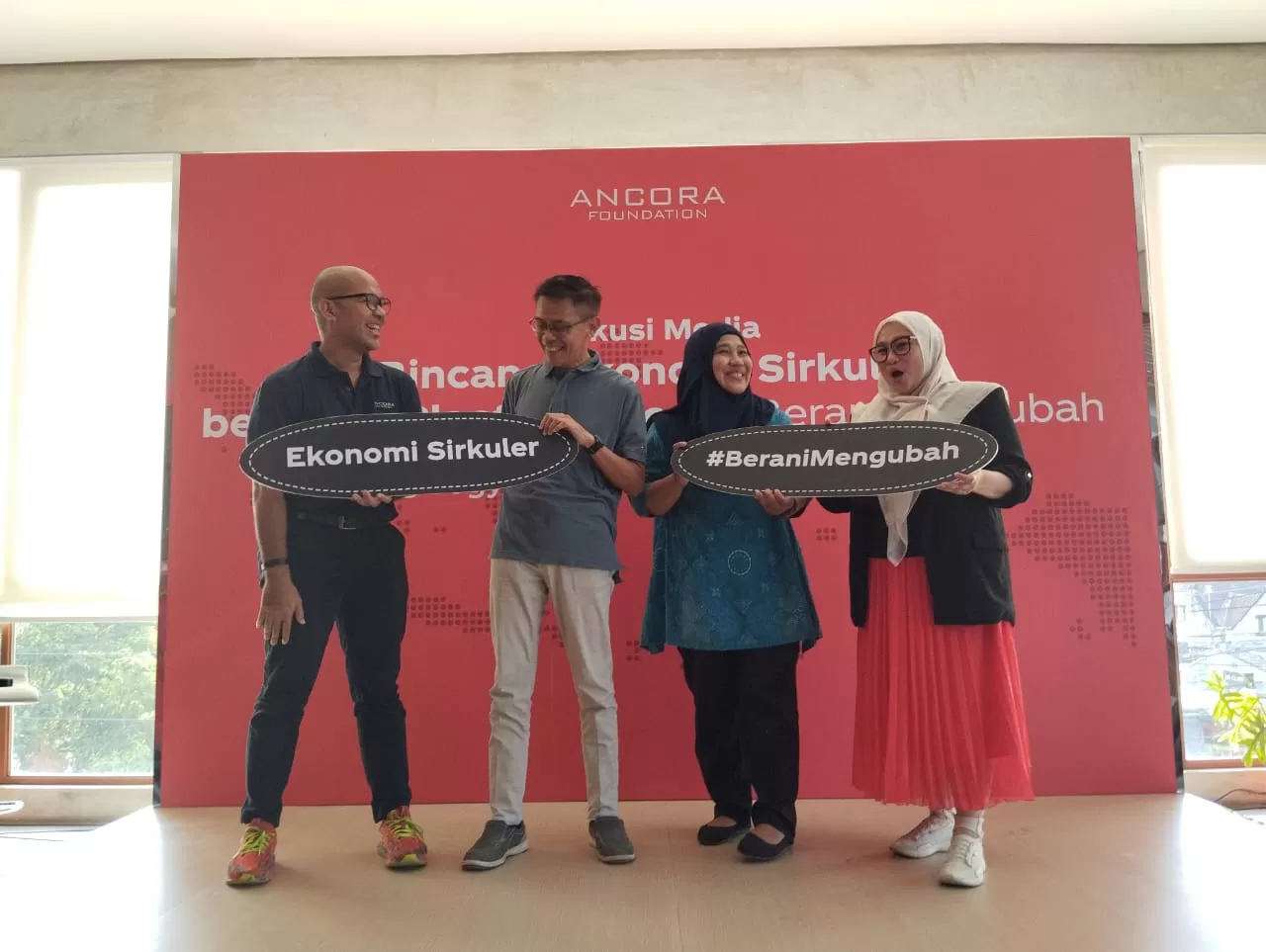   Ki-ka Ahmad Zakky Habibie, Dr. Riza Noer Arfani, Suci Lestari Yuana dAN Fauziah Syafarina usai diskusi bertema Bincang Circular Economy bersama #BeraniMengubah Jumat (20/10/2023).  ( Surya Adi Lesmana)