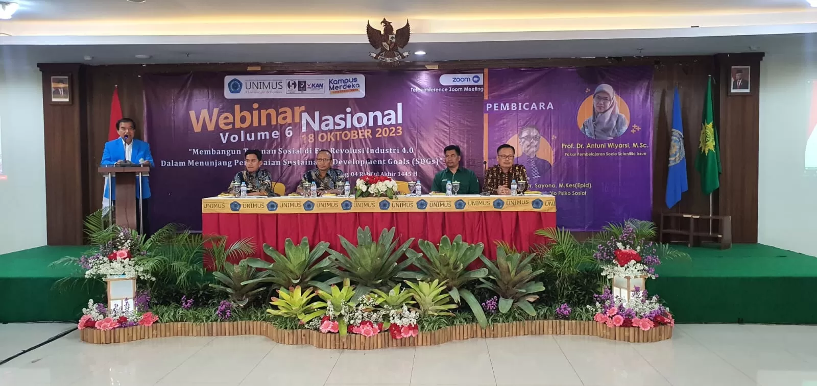 Rektor (kiri) saat membuka seminar