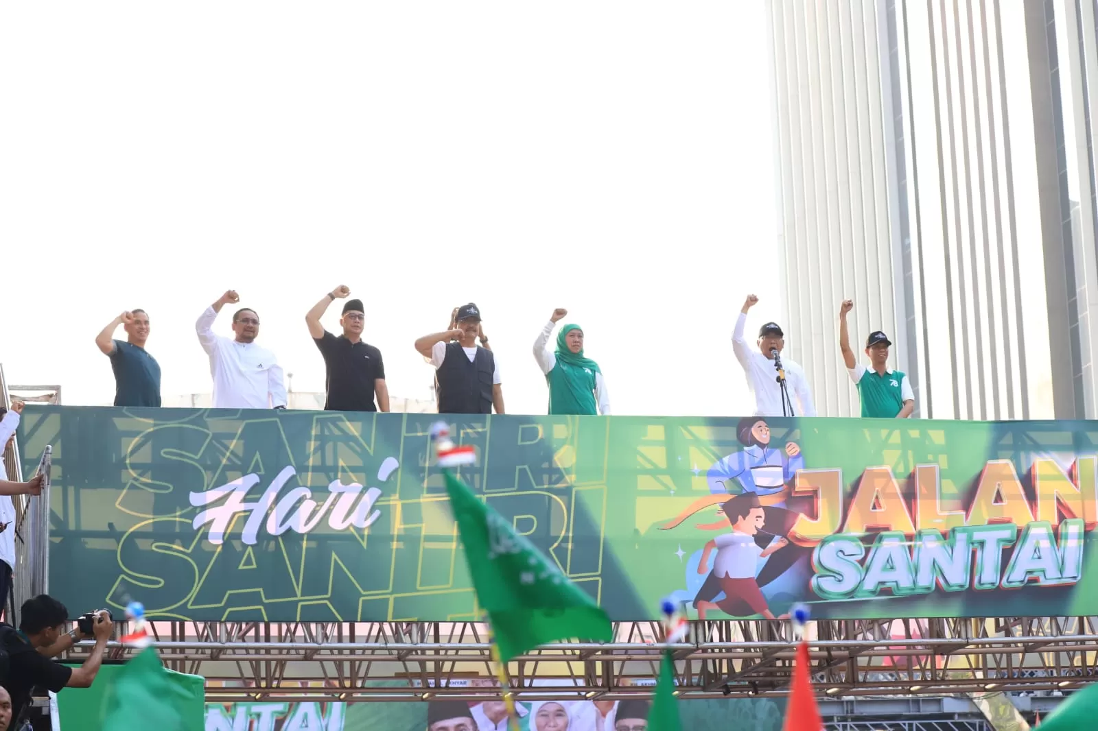  KH. Yahya Cholil Staquf, (tengah) Gubernur Jawa Timur Kofifah Indar Parawansa, dan Menag Yaqut Cholil Qoumas.  Disela jalan sehat dalam rangka Memperingati Hari Santri Nasional Tahun 2023 (Rini Suryati)