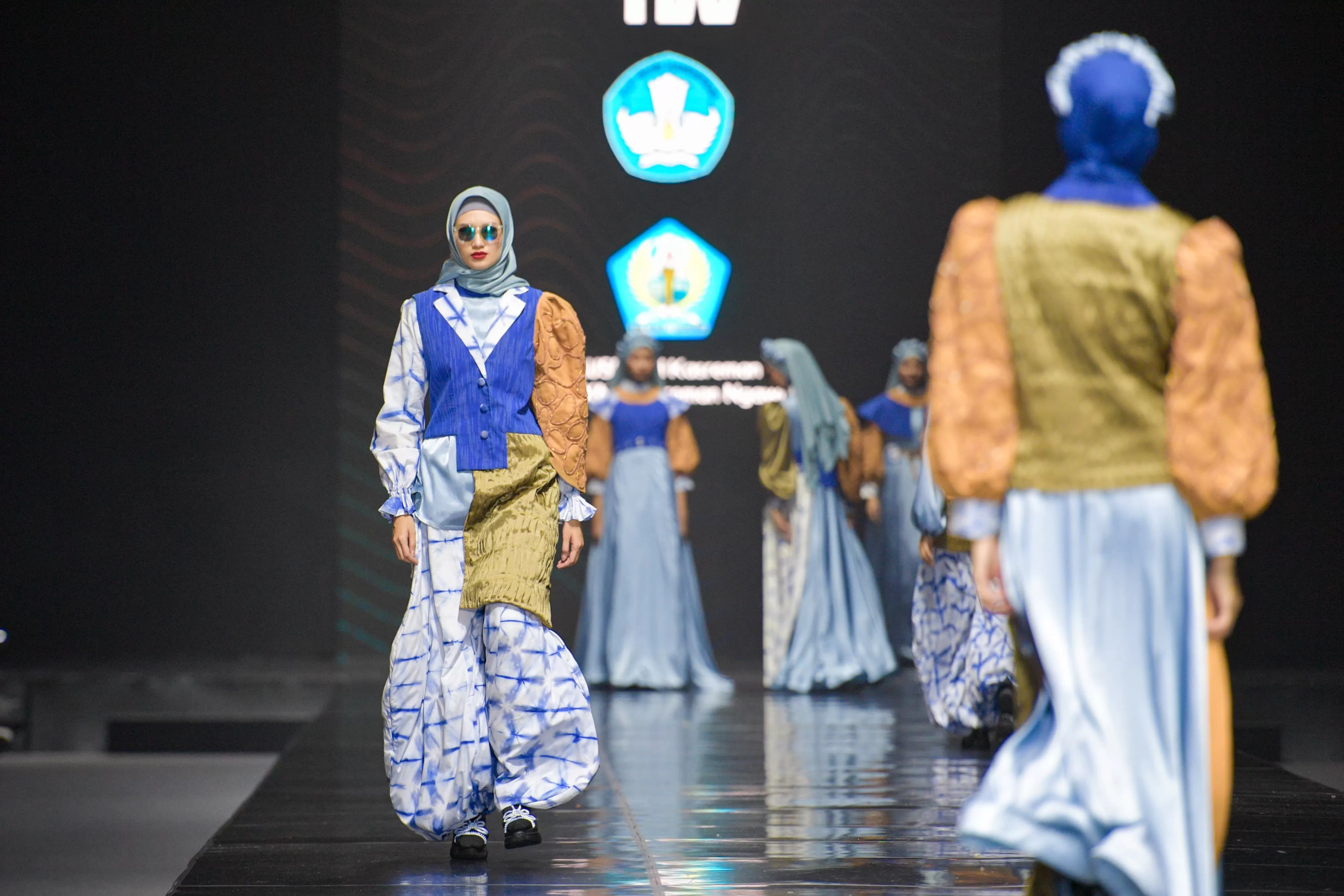 72 koleksi busana karya talenta-talenta mode dari satuan pendidikan vokasi tampil memukau di ajang Jakarta Muslim Fashion Week (JMFW) 2024 di Indonesia Convention Exhibition (ICE) BSD Tangerang, Bante (istimewa)