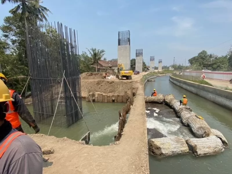Lantai Selokan Mataram yang jebol mengakibatkan air masuk ke kolam milik warga.  (Foto: Syaifullah Nur Ichwan)