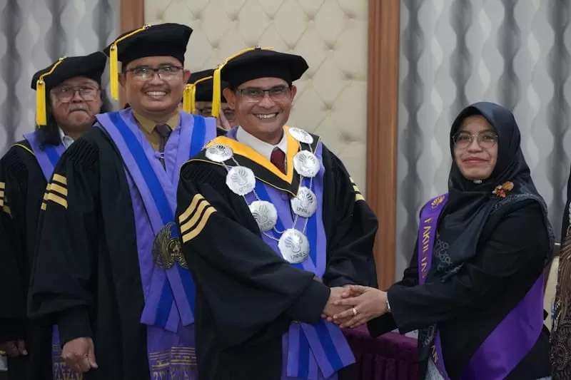 Dr U'um saat menerima ucapan selamat dari Dekan 