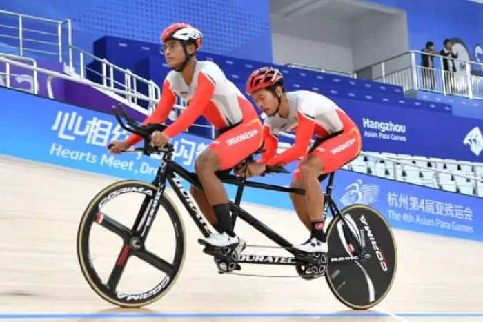 Nurfendi (belakang) dan Diwan Fiar Pradana sukses meraih medali perunggu nomor Men&rsquo;s B 4.000 m individual pursuit putra pada ajang Asian Para Games IV Hangzhou, China, 2023.  (Istimewa)