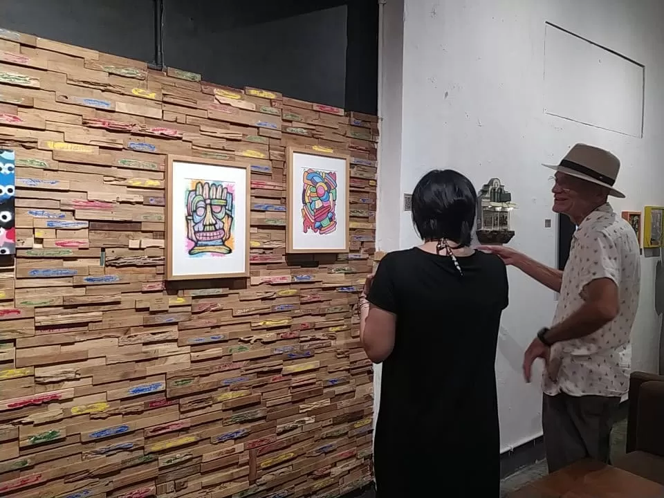 para pengunjung menikmati pameran deCoredbition #2 (Risbika Putri)