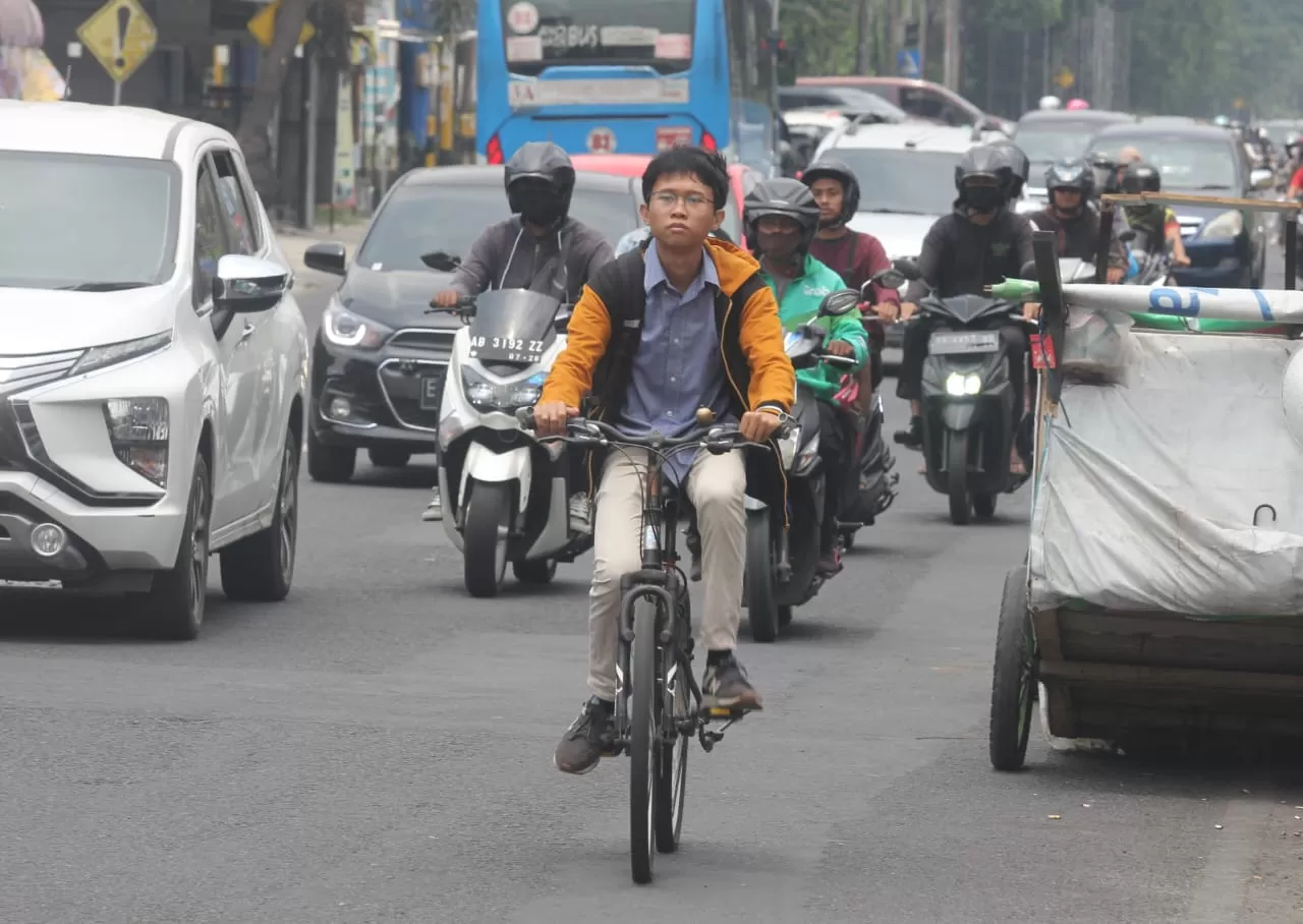 David Neilleen Irvinne, pulang pergi bersepeda dari asrama ke kampusnya. (Foto: Surya Adi Lesmana)