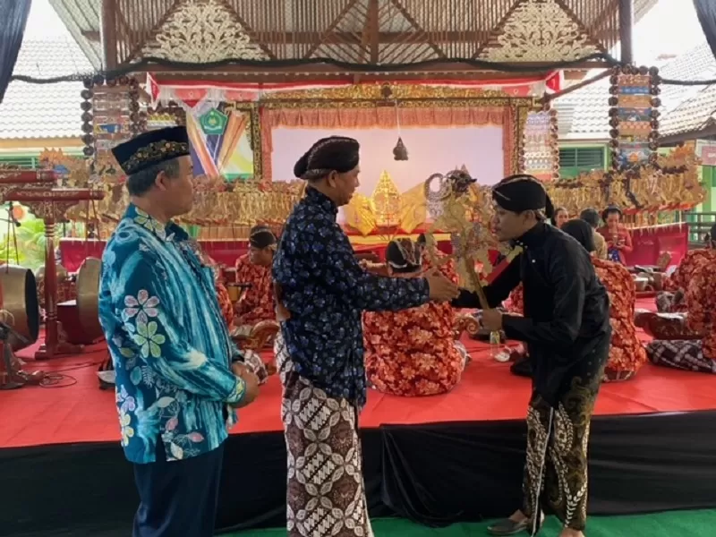 Paijo menyerahkan wayang ke Dalang Ki Bisma Diki Putra sebelum pementasan.&nbsp;  KR-Saifullah Nur Ichwan&nbsp;  &nbsp;