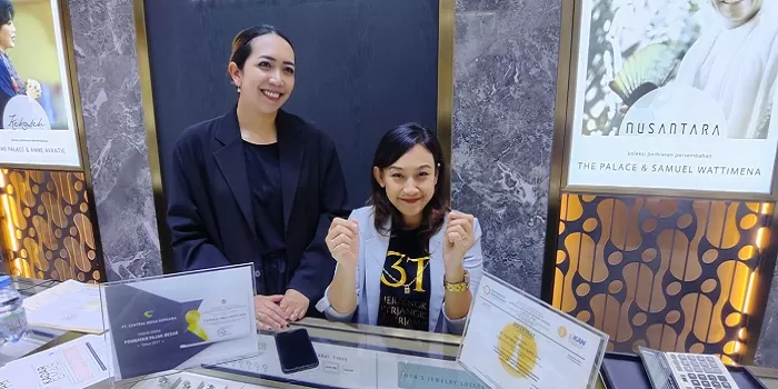 Karyawan The Palace Jeweler Pakuwon Mall Yogyakarta  menunjukkan aneka ragam perhiasan emas. (Istimewa)