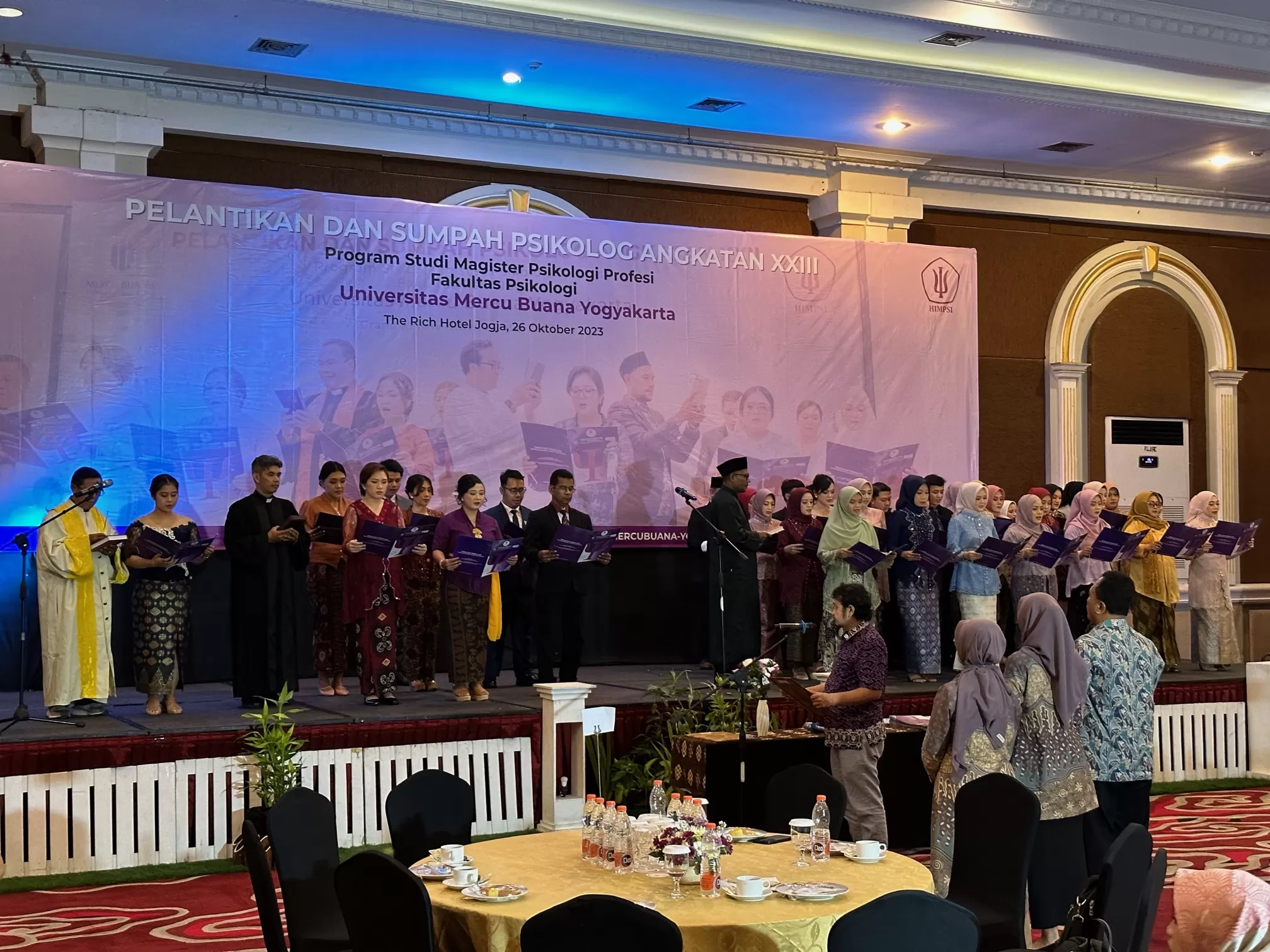 Pengambilan sumpah 42 psikolog lulusan UMBY  ((foto: Harminanto))