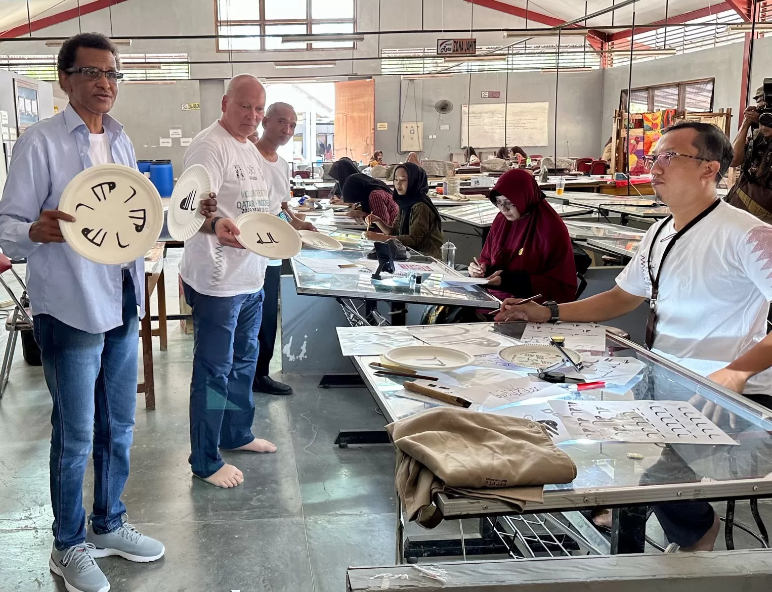 Relawan dari Qatar belajar bersama siswa SMKN 1 Rota Bayat  (Foto: Harminanto)