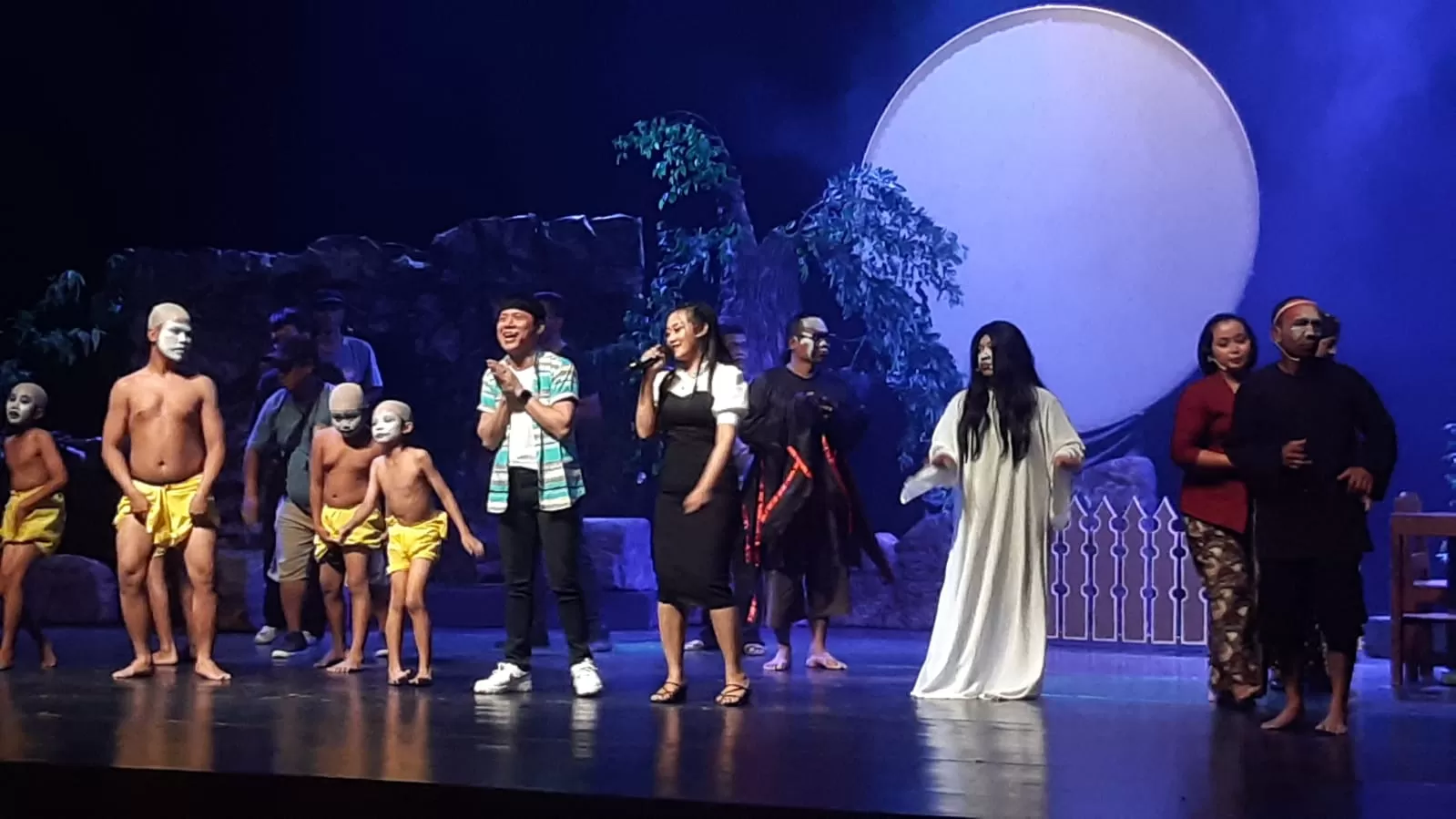  Bagian adegan pentas dagelan mataram 'Kembar Ambyar' di TBY.&nbsp;Foto : Khocil Birawa