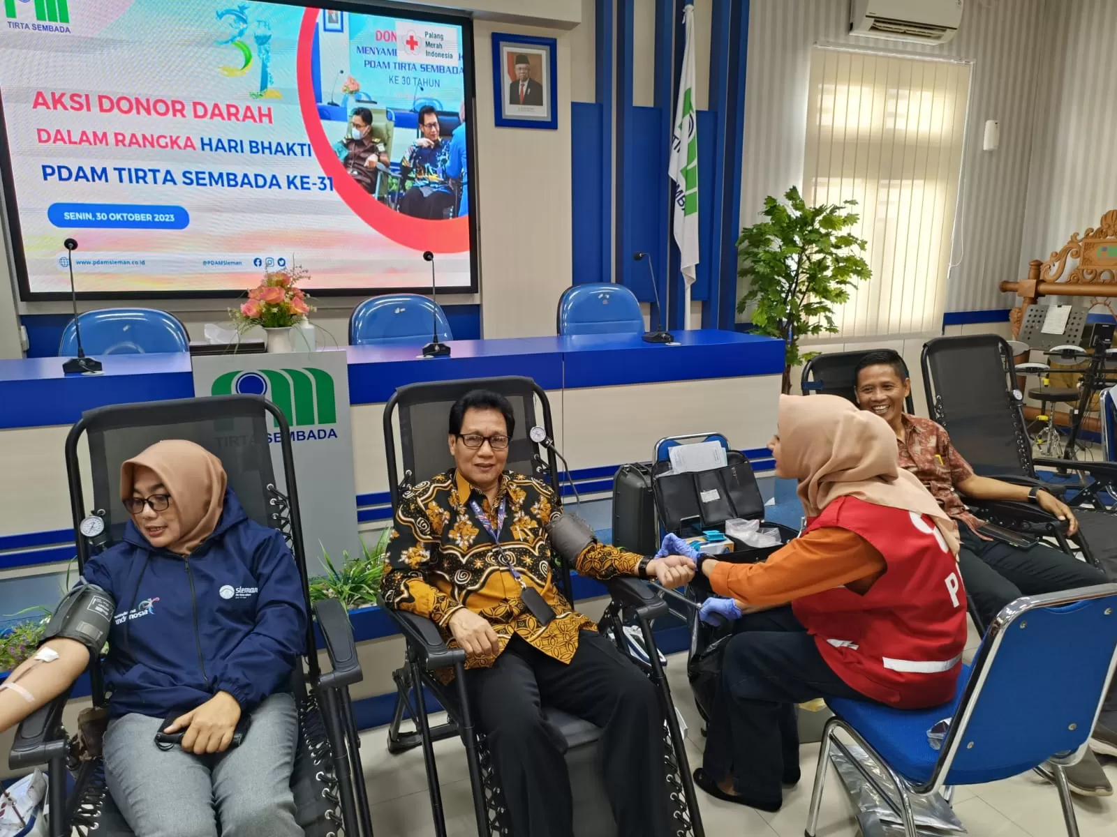 Dwi Nurwata mengikuti donor darah dalam rangka menyambut Hari Bhakti ke-31 PDAM Tirta Sembada. KR-Saifullah Nur Ichwan