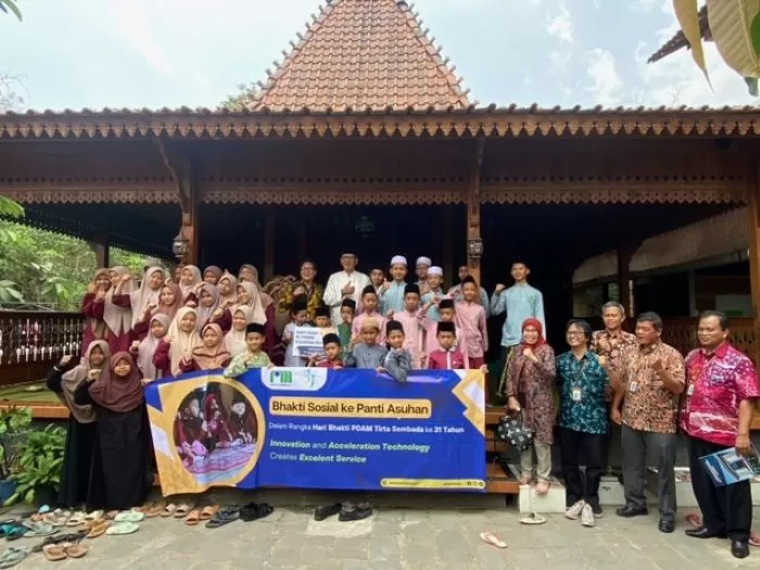 Dwi dan jajaran PDAM Tirta Sembada bersama pengasuh serta santri Ponpes Salafiyah Al-Amin.    (Foto: Syaifullah Nur Ichwan)