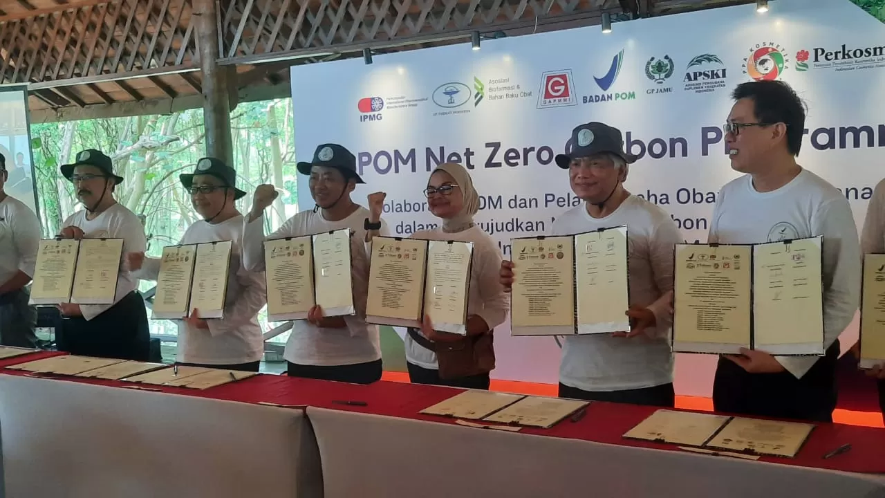 penandatanganan simbolis  Program BPOM Net Zero Carbon  (rini suryati)