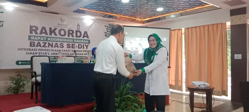 Ketua Baznas DIY Puji Astuti menyerahkan cenderamata kepada Sekda DIY Beny Suharsono.  (Foto: Lutfi)