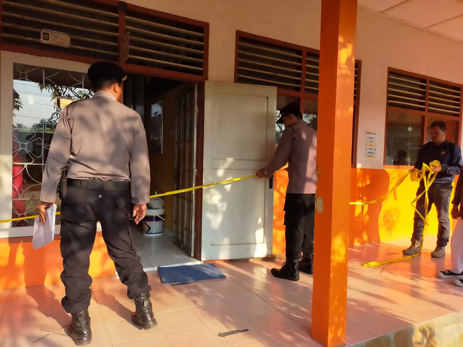 Petugas melakukan olah TKP di lokasi kejadian. KR-Istimewa