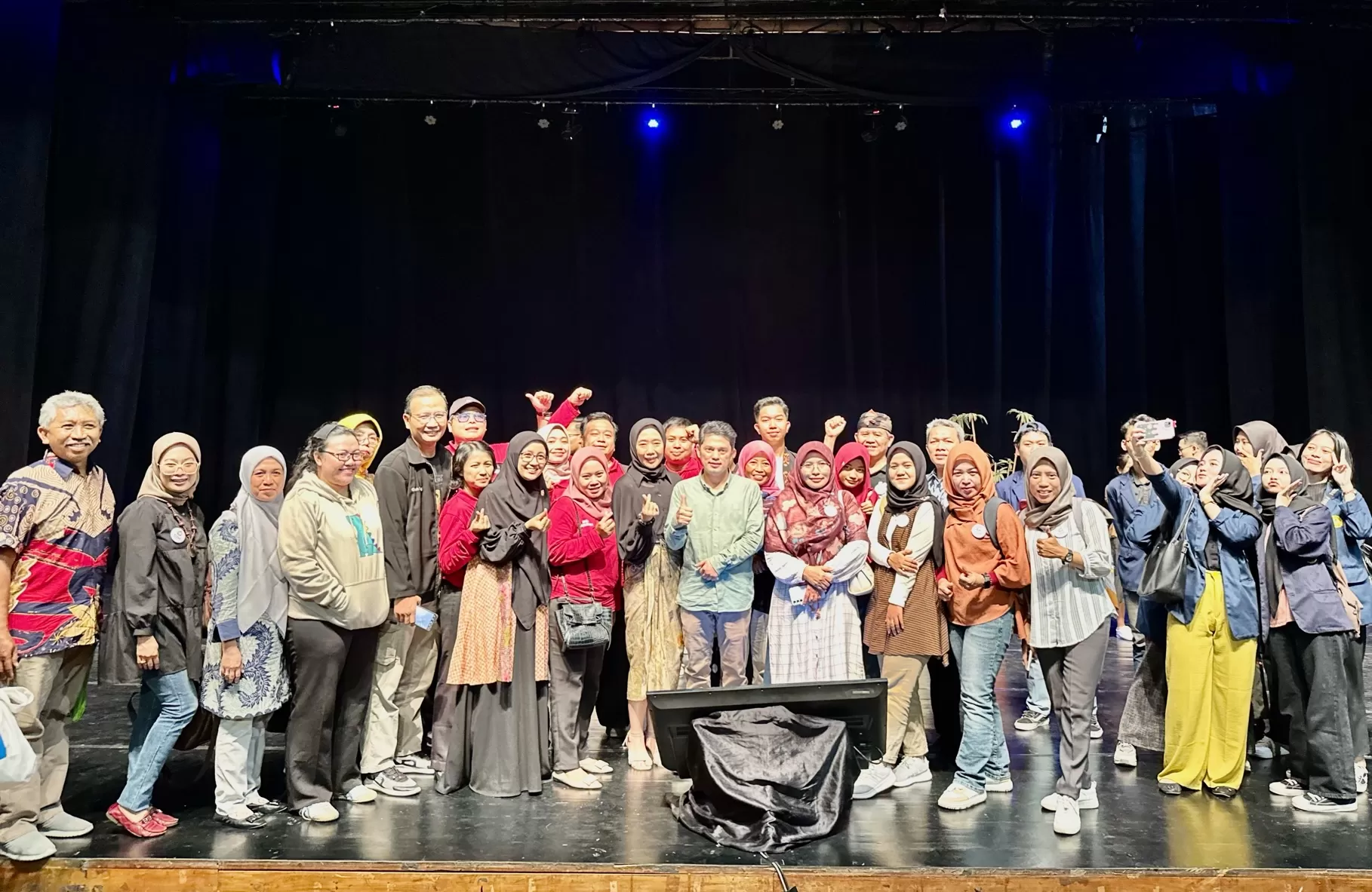 Founder GSM berfoto bersama para guru dari berbagai daerah di Indonesia (Harminanto)  