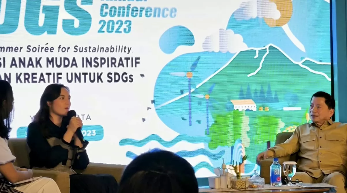 Chelsea Islan dan Suharso Monoarfa saat berbincang dengan anak-anak muda  ( Foto: Harminanto)