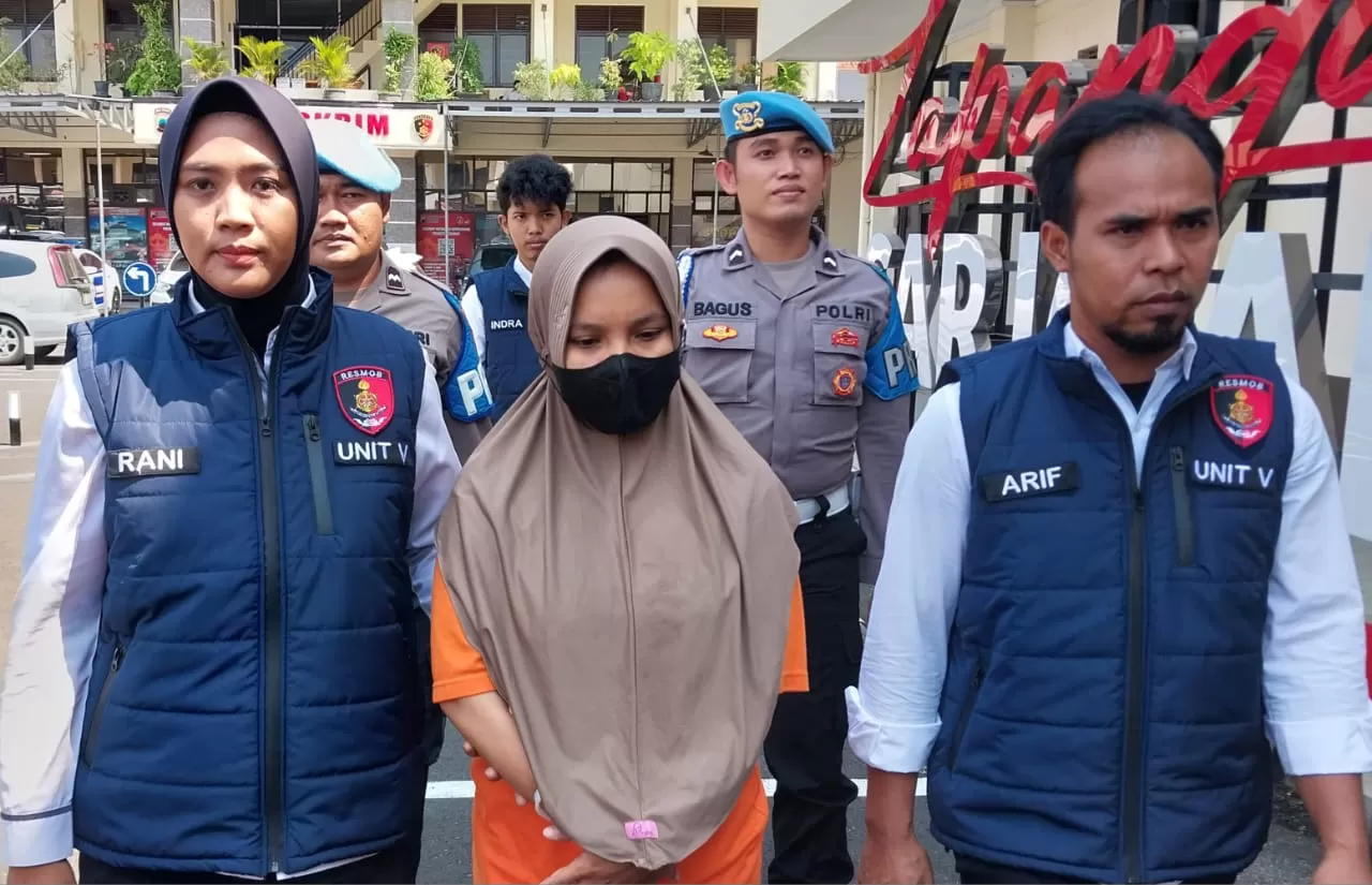 TA pelaku pembunuhan bayi hasil selingkuhan (tengah)  (Foto: R Maksum Noor)