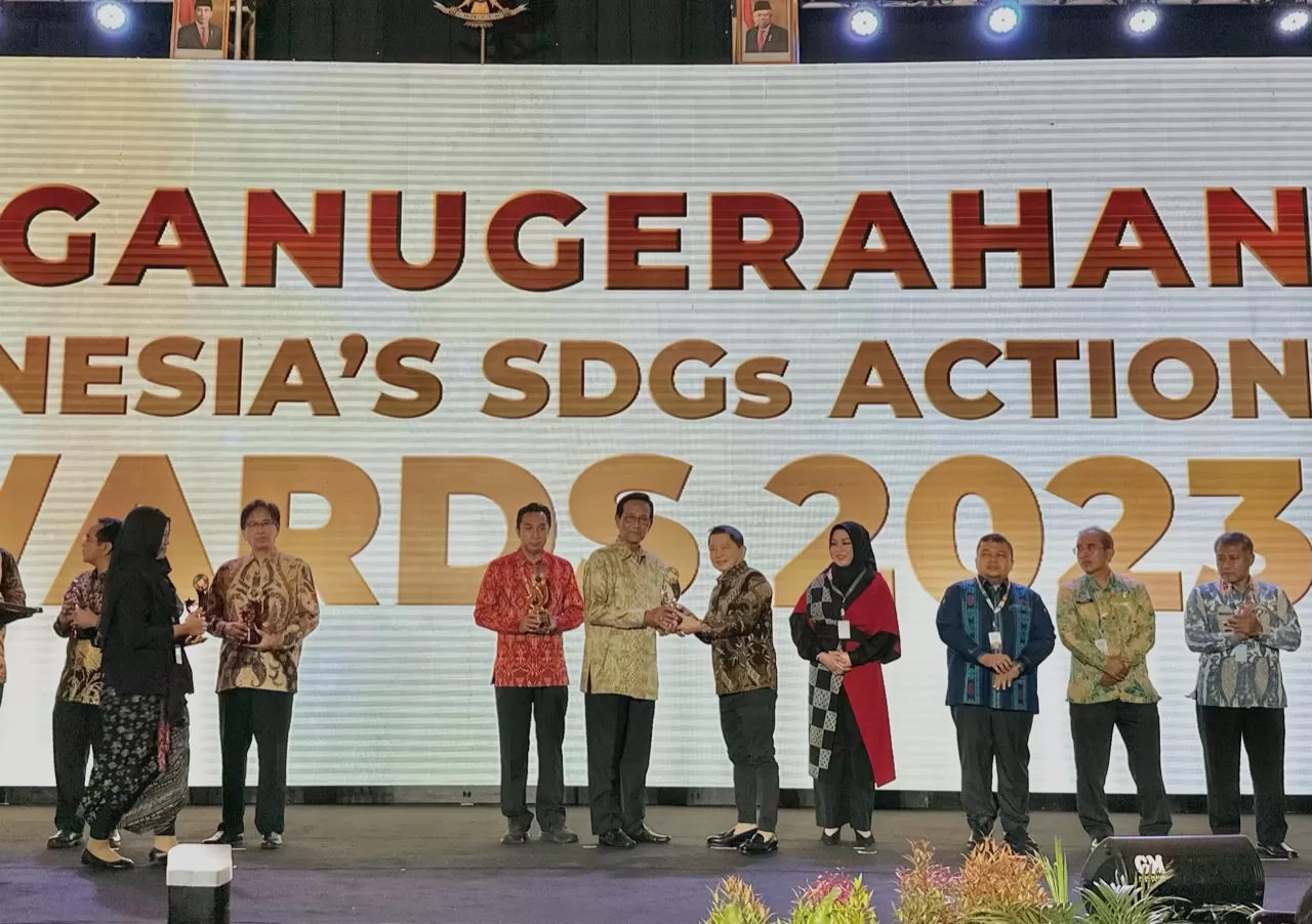 Sultan menerima penghargaan dari Mentri PPN Suharso Monoarfa (Harminanto)