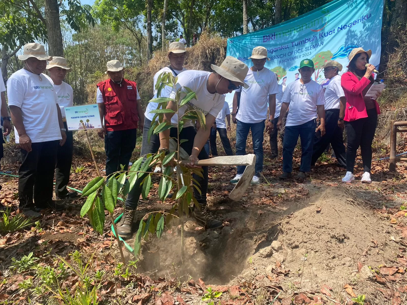  Yudha Kencana Saputra secara simbolis menanam pohon dalam program BRI Menanam di Kampung Mahoni Tanen Hargobinangun Pakem. KR-Saifullah Nur Ichwan
