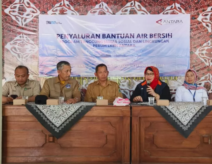 Serah terima bantuan air bersih dari LKBN Antara kepada perwakilan masyarakat Kecamatan Purwosari dan Panggang (Foto Istimewa)