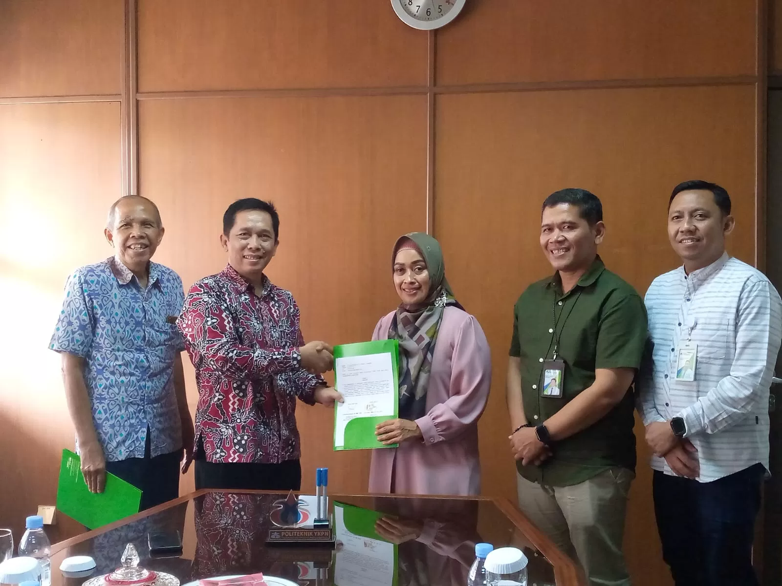 Penandatanganan  oleh Direktur Politeknik YKPN Drs. Sururi, M.B.A., Ak., C.A. dan Deputi Direktur Wilayah BPJAMSOSTEK Jateng & DIY Cahyaning Indriasari, Jumat (03/11/2023) di kampus setempat. Ikut men (istimewa)