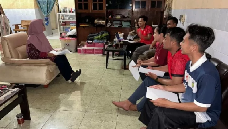 Suasana pelatihan berbahasa Inggris untuk terapis kesehatan.