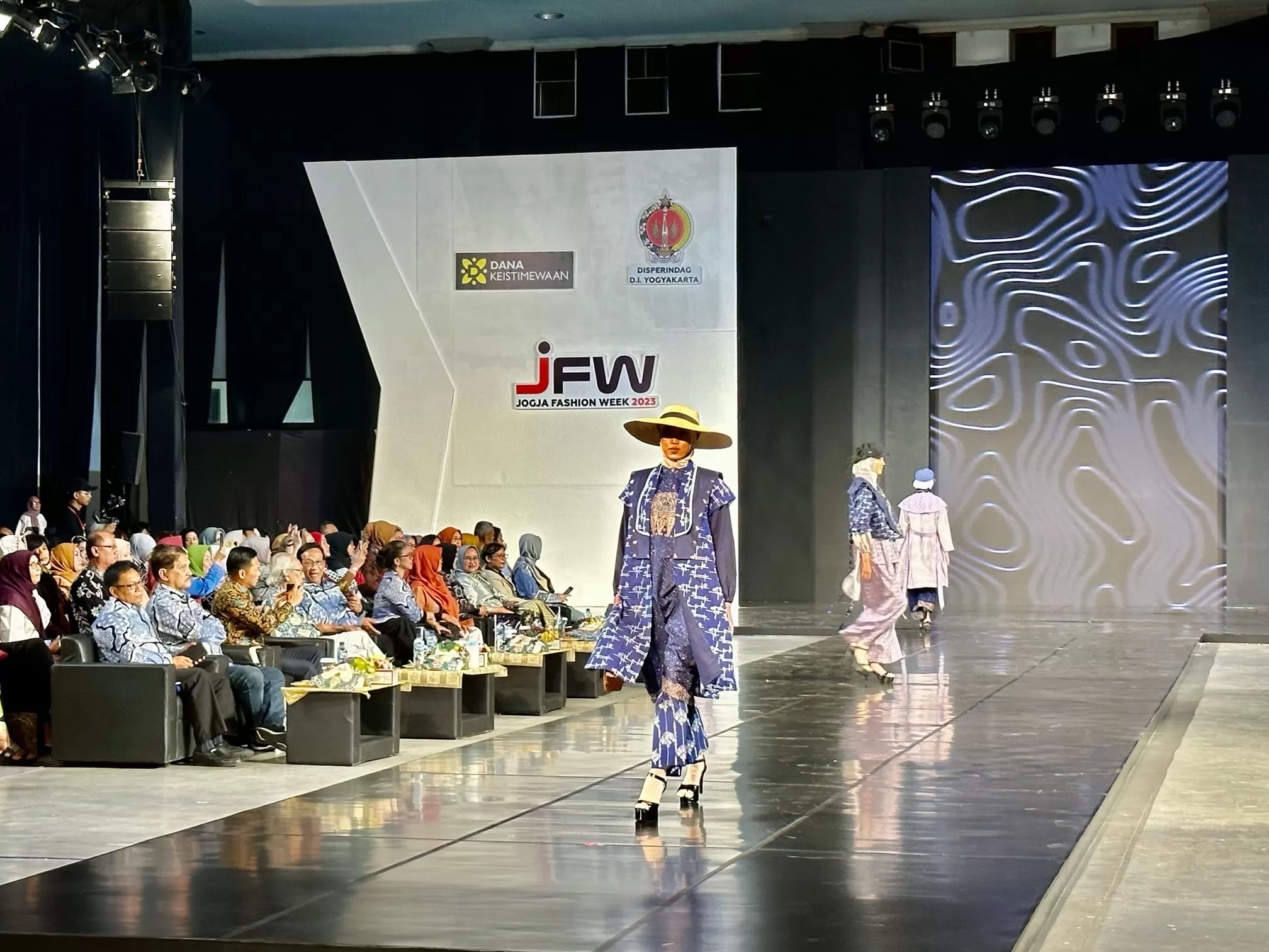 Salah satu penampilan di pembukaan Jogja Fashion Week 2023 (Harminanto)