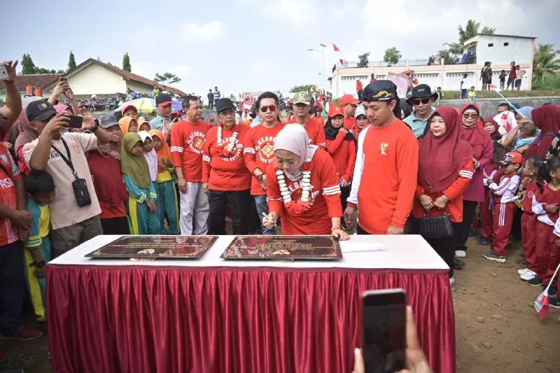   Peresmian pembagunan Stadion mini desa Karangcegak.&nbsp;FOTO (KR - TOTO R)  