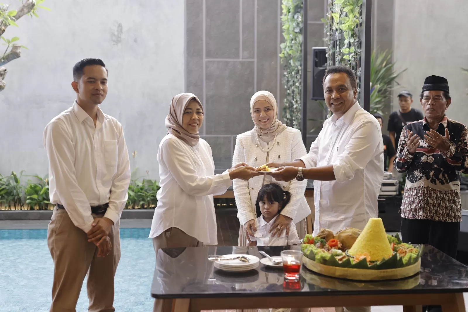 Soft opening Kinaralana Boutique Hotel diawali pemotongan tumpeng dan pengajian. (Istimewa)