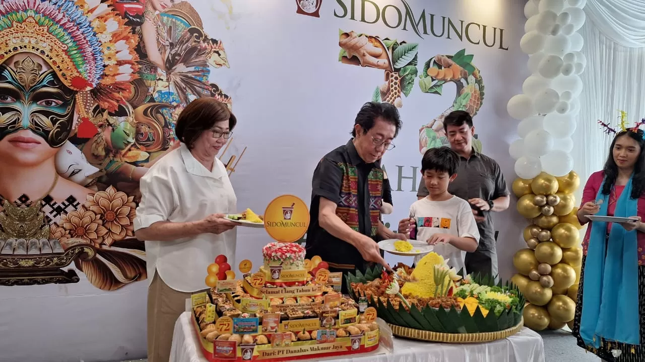 Direktur Sido Muncul Irwan Hidayat saat prosesi potong tumpeng merayakan HUT Sido Muncul ke-72 di Kantor barunya Gedung Corporate Strategy and Development, di Cipete Raya No.78, Jakarta Selatan. ( Rini Suryati)