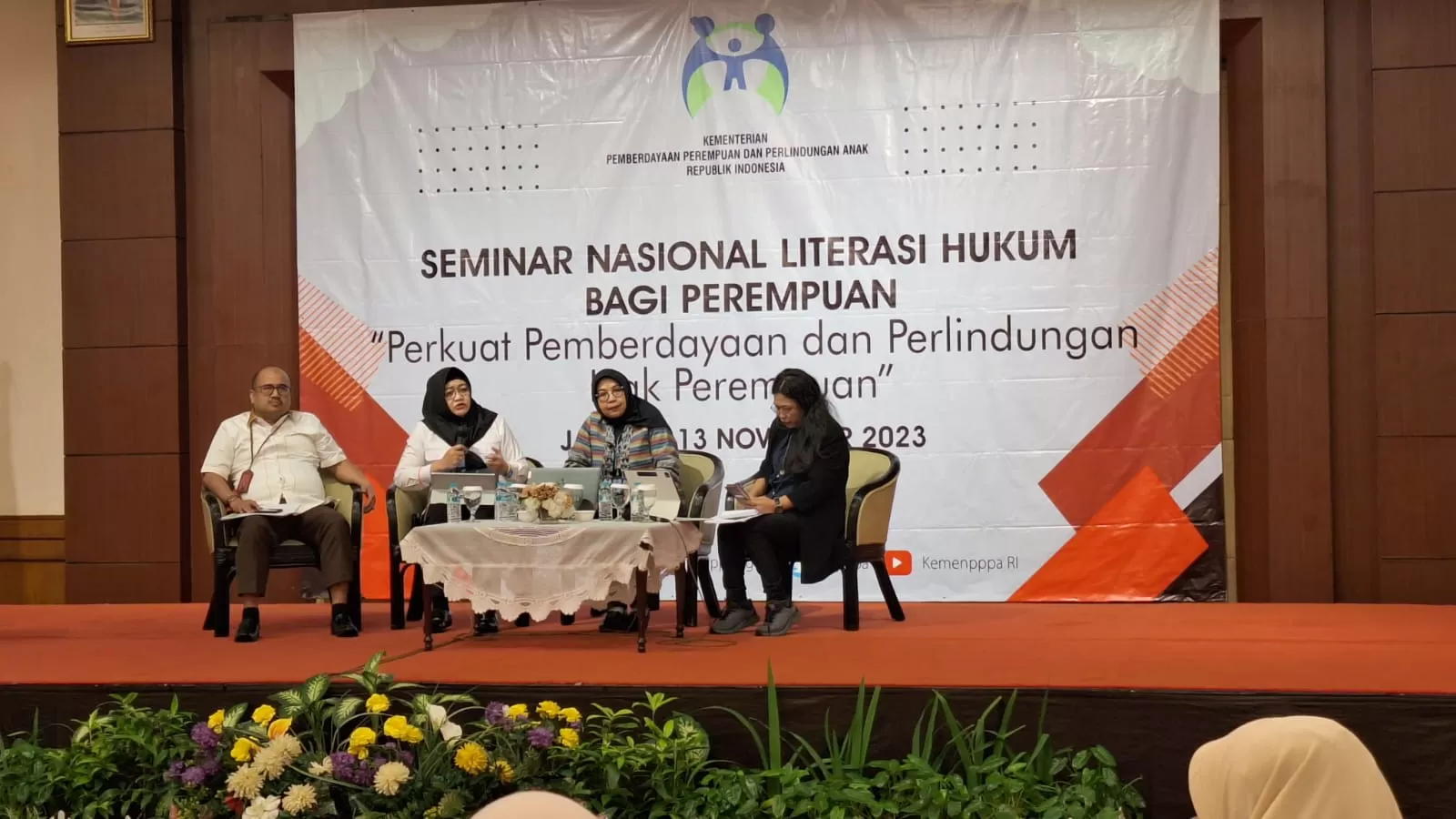 suasana seminar nasional literasi hukum bagi perempuan (Rini Suryati)