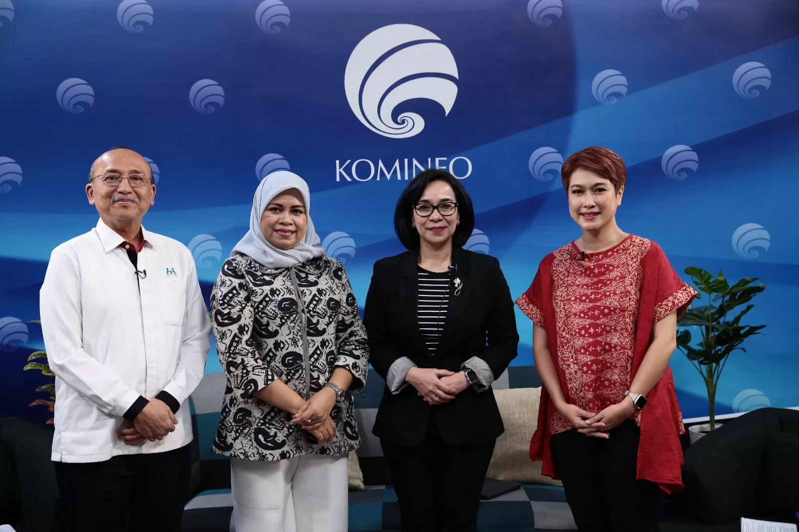 Para pembicara berfoto bersama sebelum diskusi (istimewa)